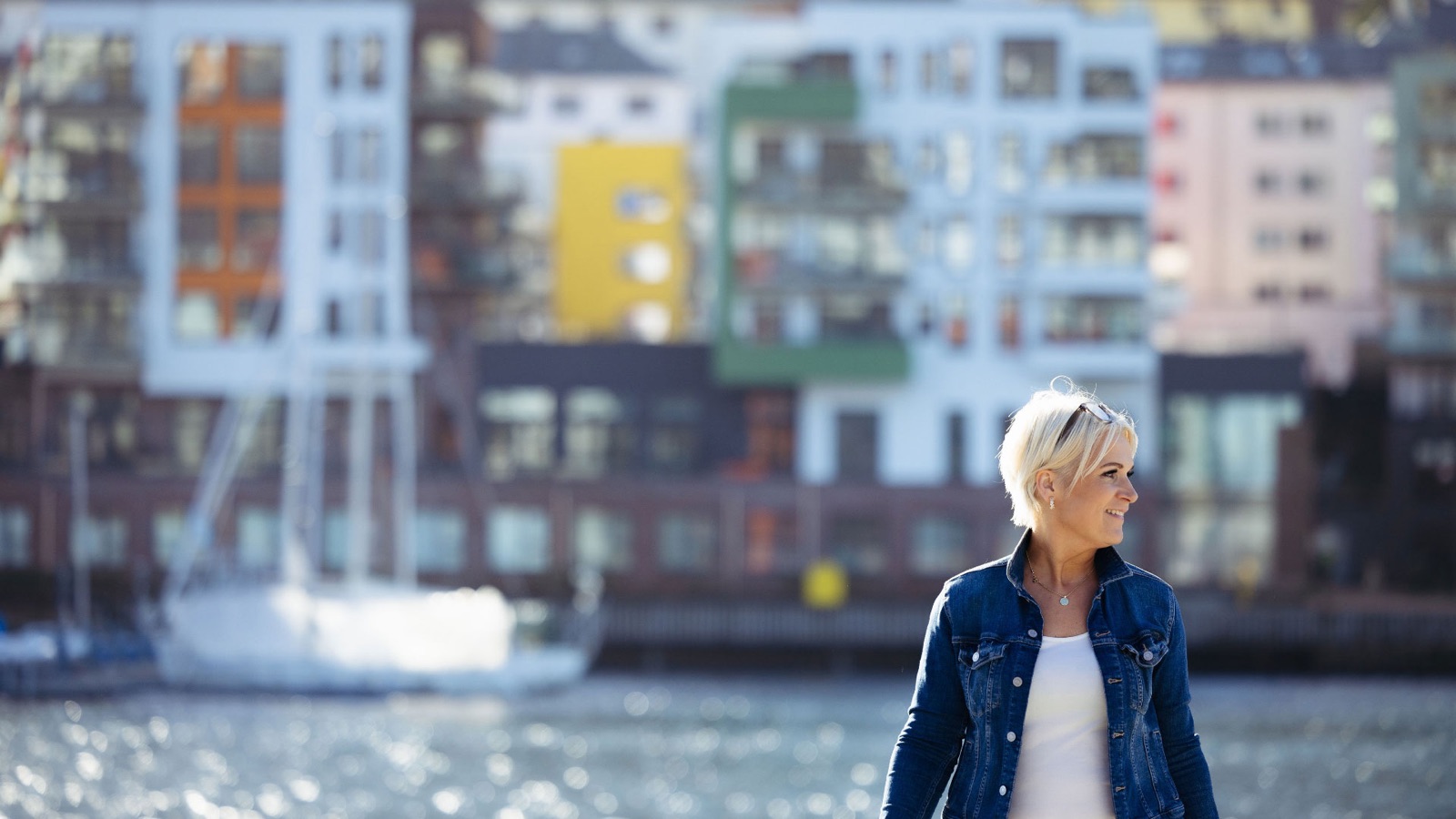 Jorunn Austgulen ved sjøen i Bergen